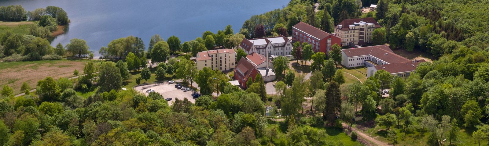 Das SPA Hotel Amsee aus der Luft, direkt am Tiefwarensee