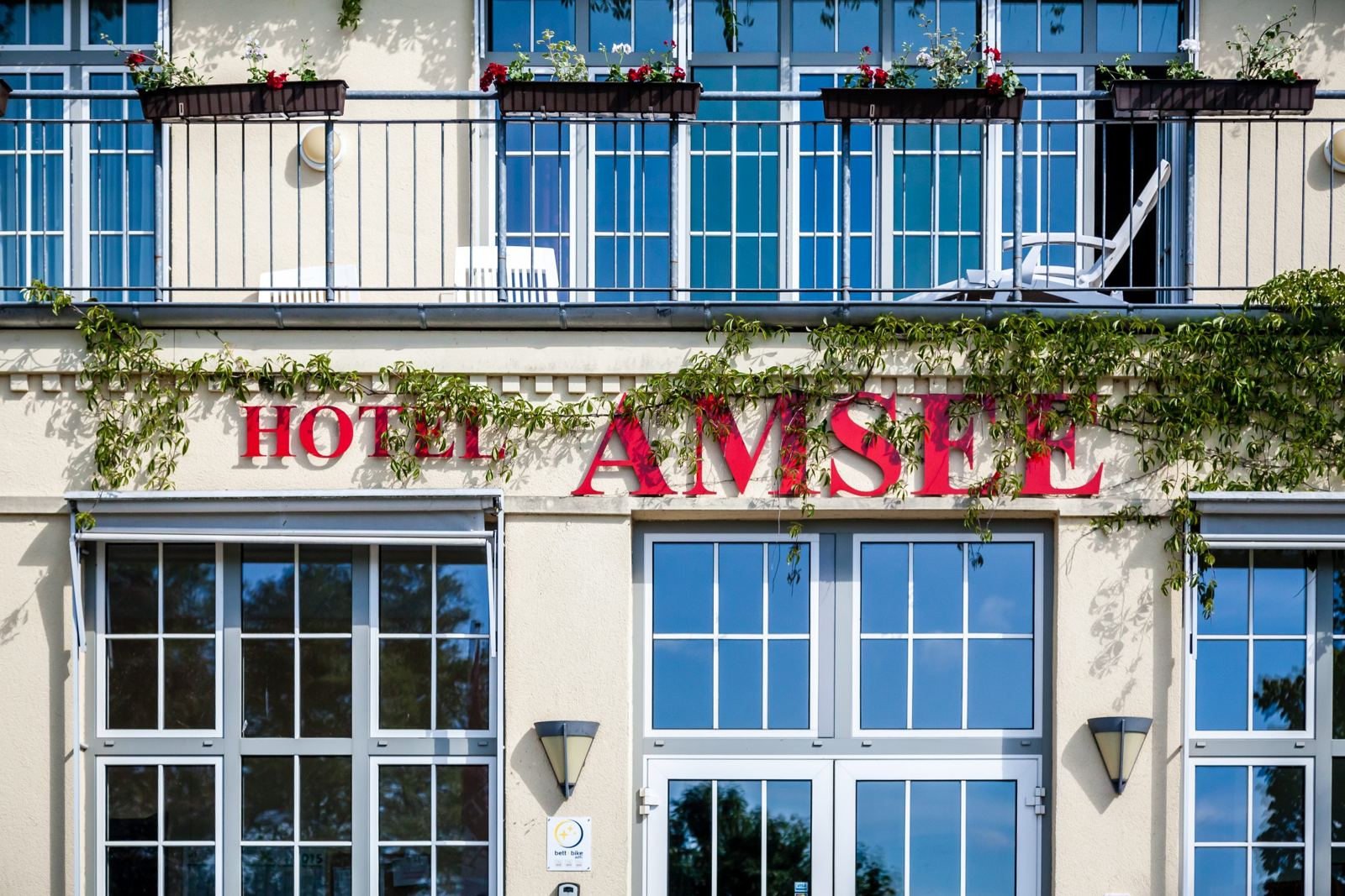 Fassade des Hotels Amsee mit Balkonen